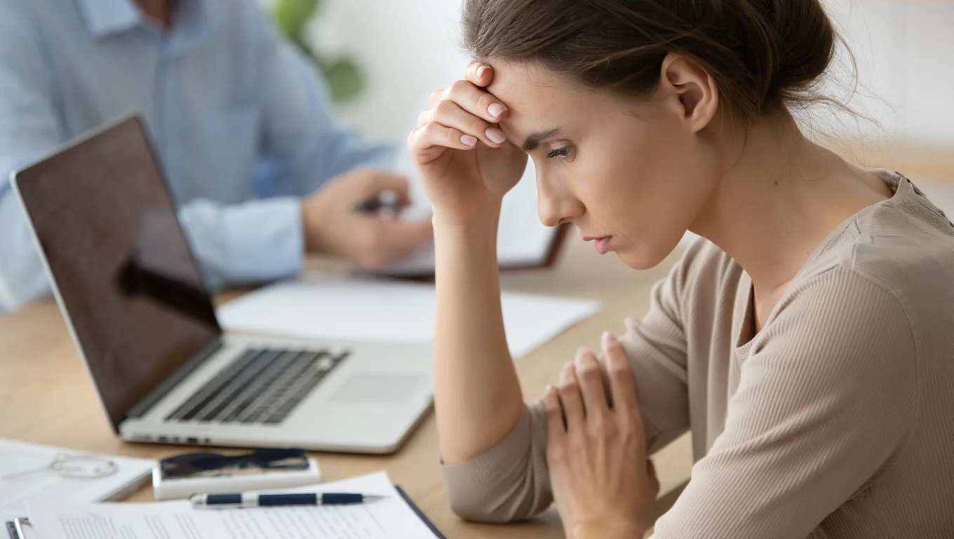 Уставшая женщина на работе